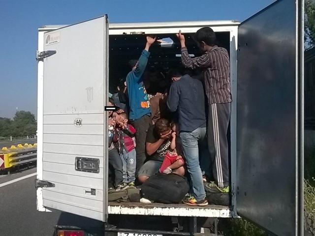 Chuyến đi “tử thần” đến trời Âu của một gia đình suýt chết trong thùng xe tải