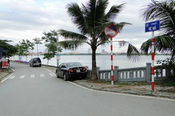 Hồ Tây (West Lake / Hồ Tây): Hồ Tây là một trong những hồ nước lớn nhất của Việt Nam, nơi mà bạn có thể bơi lội, thuê thuyền cùng bạn bè và hưởng thụ bình yên của tắm nắng. Bên cạnh đó, Hồ Tây còn nổi tiếng với những quán cafe, quán chè ngon giữa cảnh quan xinh đẹp, mang đến trải nghiệm thú vị.
