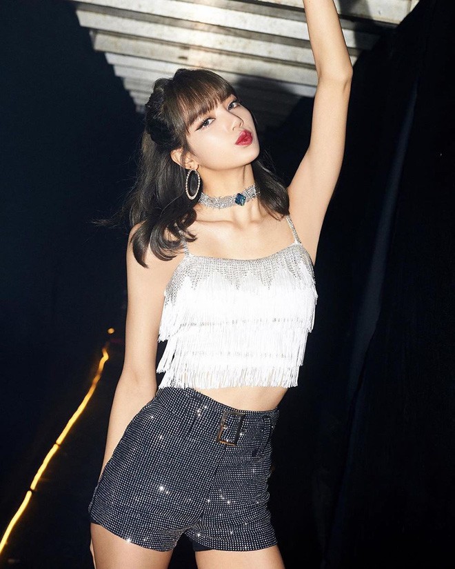 Hãy ngắm nhìn Lisa Black Pink trong bộ trang phục thời trang Châu Á đầy sắc màu và phóng khoáng. Cô nàng luôn tự tin và quyến rũ với mọi chi tiết trên áo quần và phụ kiện. Nhấn vào hình ảnh để khám phá thêm.