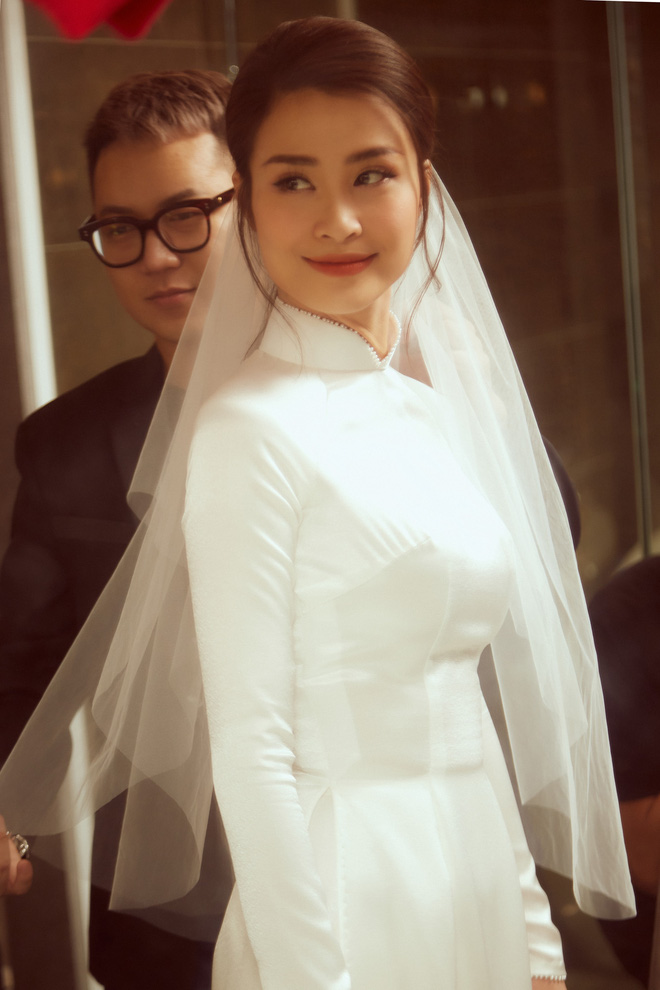 Ngắm trọn bộ 4 váy cưới của Đông Nhi: Chiếc vedette lộng lẫy đúng chuẩn váy  công chúa, 2 chiếc đơn giản mà sang tột cùng, 1 chiếc để 