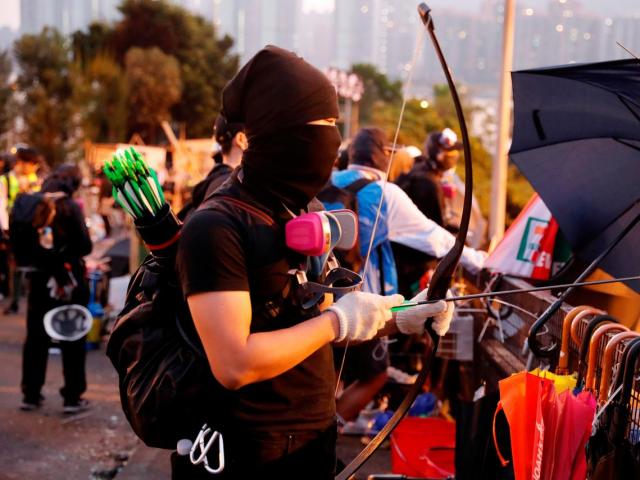 Đột nhập ”nhà máy vũ khí”, nơi tập bắn cung tên của người biểu tình Hồng Kông