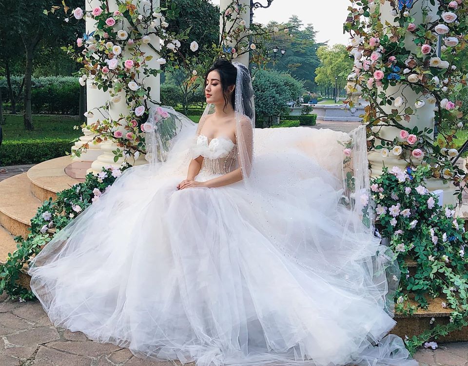 Hoa hậu Lương Thùy Linh sang trọng trong thiết kế váy cưới xa xỉ  Thời  trang  Vietnam VietnamPlus