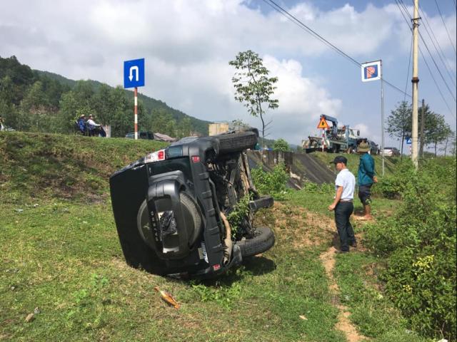 Ô tô lật nhiều vòng trên đường, 2 người trong xe thoát chết thần kì