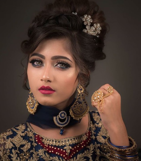 Thánh nữ Ấn Độ có đôi mắt “đổi màu” khoe váy cưới, triệu thanh ...