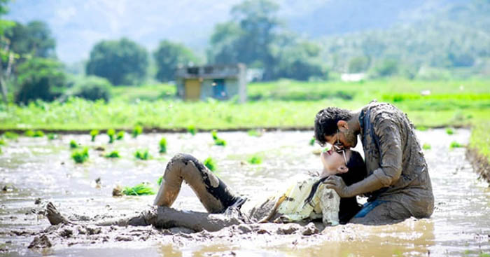 Cặp đôi Ấn Độ lăn lộn trong bùn để chụp ảnh cưới độc nhất vô nhị