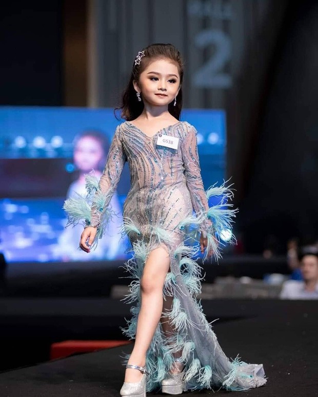 Bạn có thể gợi ý cho tôi một số kiểu dáng và màu sắc của váy đẹp cho bé gái 6 tuổi không?
