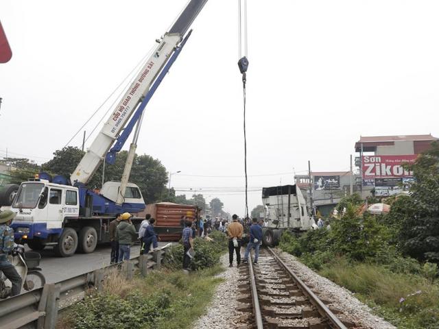 Băng qua đường sắt, xe container bị tàu hỏa tông đứt đôi