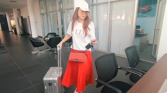 Hot girl xách vali tiền - Combine the image of a beautiful girl and a luxurious money suitcase, this picture definitely stands out with its charm and appeal. Watch closely to see the confident and stylish charisma exuded from the girl as she carries the vali tiền đô with ease.