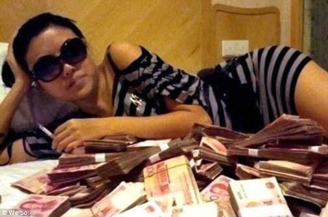 Hãy nhìn vào hình ảnh của một thiếu niên Trung Quốc giàu có đầy phong cách, bạn sẽ được trải nghiệm những điều không tưởng và cảm nhận được sức mạnh của tiền bạc trên những người giàu có. Hãy cùng đắm chìm trong thế giới giàu có của họ qua hình ảnh này.
