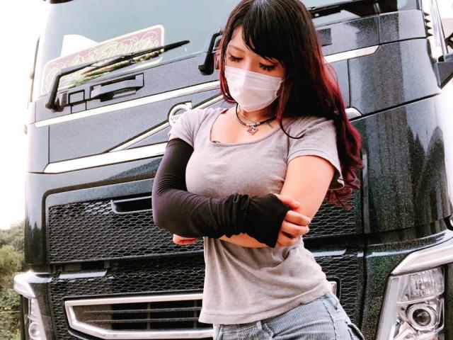 Nhan sắc nữ tài xế xe tải có vòng một nóng bỏng nhất Nhật Bản