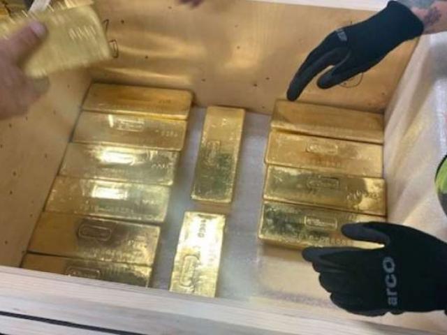 Anh bí mật trao trả hơn 100 tấn vàng cho Ba Lan