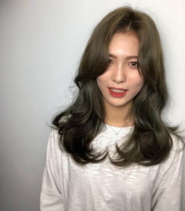 Kiểu tóc xoăn là một xu hướng nổi bật của phụ nữ Hàn Quốc. Nó giúp tôn lên vẻ đẹp tự nhiên và quyến rũ của bạn. Hãy xem hình ảnh để cảm nhận được sự thanh thoát và dịu dàng của kiểu tóc này.