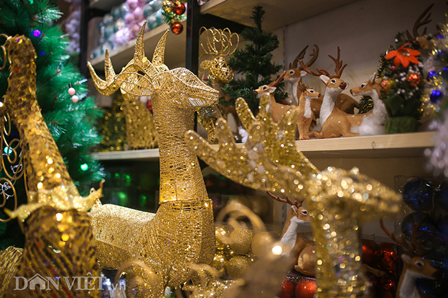 Tuần lộc vàng đính kim sa trang trí Noel hơn 2 triệu đồng/con vẫn hot