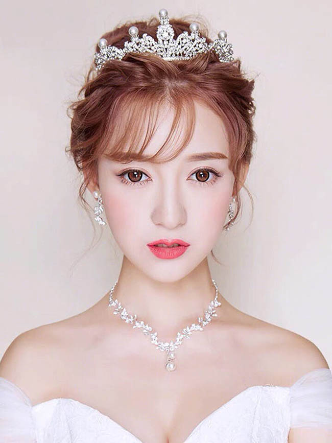 Nếu bạn muốn tạo ấn tượng đẹp đẽ trong ngày cưới của mình, hãy thử ngay 11 kiểu tóc Hàn Quốc cực đẹp dưới đây. Với những kiểu tóc này, bạn sẽ trở nên như một nàng thơ xinh đẹp và quyến rũ.