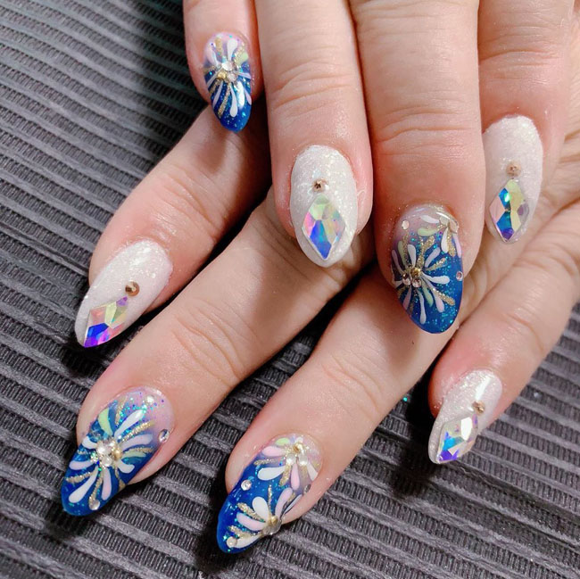 Nail pháo hoa: Những chiếc móng nail được làm bằng cách kết hợp pháo hoa với các màu sắc đa dạng sẽ mang lại cho bạn cảm giác rực rỡ và nổi bật. Hãy xem hình ảnh để tìm hiểu cách kết hợp màu sắc trên những chiếc móng nail như thế nào.