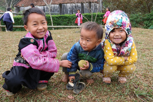 Trẻ em người Mông với nét đẹp khác lạ và tính cách hiền lành sẽ đem lại cảm giác mới lạ cho bạn. Hãy xem những hình ảnh đáng yêu của họ và cảm nhận không khí Tết tràn đầy âm nhạc và vui nhộn.