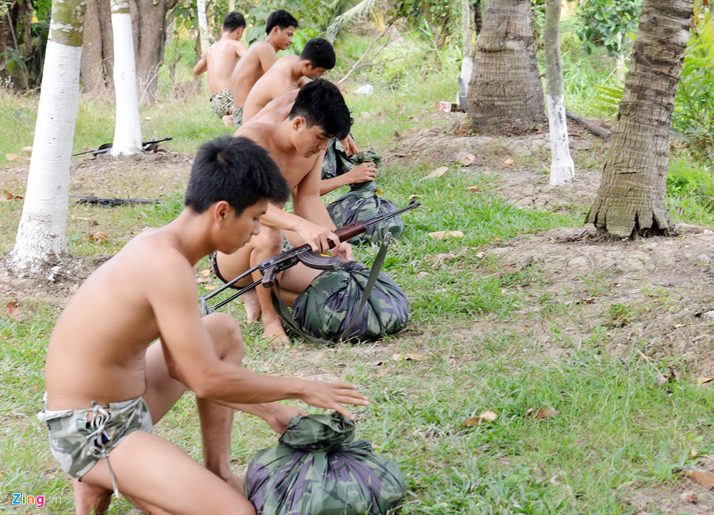 Linh dac cong o mien Tay tap luyen giau minh duoi nuoc hinh anh 2