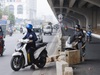 Xe máy lách rào chắn, tạt đầu ô tô tại đoạn đường chờ "nghiệm thu" ở Hà Nội