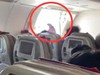 Clip: Người đàn ông mở cửa thoát hiểm giữa chuyến bay vì thấy "không thoải mái"