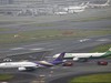 Clip: Hai máy bay va chạm tại sân bay ở Tokyo, một chiếc gãy cánh