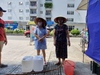 Video: Hàng trăm hộ dân khu đô thị ở Hà Nội loay hoay tìm nước sinh hoạt vì bị cắt nước không lý do