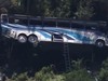 Clip: Xe bus chở học sinh trung học lao xuống khe núi ở New York khiến 2 người thiệt mạng