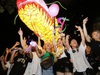 Giới trẻ đổ ra đường, vui chơi tưng bừng trong đêm Lễ hội Trung thu lớn nhất Việt Nam