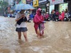 Hà Nội mưa lớn, đường phố ùn tắc và ngập lụt khắp nơi