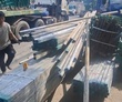 Xe container chở sắt thép đổ xuống đường, người dân hoảng loạn bỏ chạy