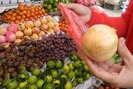 Làm thế nào để nhận biết hoa quả tẩm ướp hóa chất khi đi chợ ?