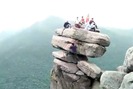 Clip: "Thót tim" cảnh nhóm phượt thủ chinh phục “mỏm đá sống ảo” ở Quảng Ninh