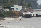 Sóng biển 5 m đánh sập nhiều căn nhà ở làng chài Phan Thiết
