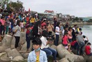 Clip: Người dân chen chân xem ngư dân Sa Huỳnh ra khơi đầu năm