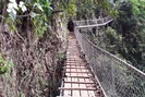 Clip: Xây cầu thang cho dê đi lại bên vách núi dựng đứng ở Hòa Bình