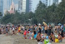 Người dân "rủ nhau" ra biển Nha Trang 'tắm xả xui' ngày Tết Đoan Ngọ