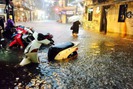 Thời tiết Hà Nội hôm nay (19.6): Mưa giông lúc chiều tối nhiều tuyến phố Hà Nội ngập sâu nửa mét