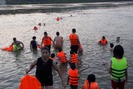 Nắng nóng kỷ lục, từng đoàn người biến sông Đà thành bãi tắm khổng lồ