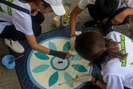 Thiếu niên Hà Nội hào hứng vẽ nắp cống nhằm "Tô đẹp Hồ Gươm"