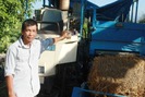 Chế tạo máy cuộn rơm, nông dân biến gốc rạ thành tiền