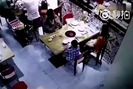 Clip “trẻ em bị tai nạn trong quán ăn” cảnh báo mọi bậc phụ huynh