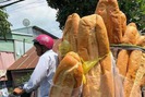 Bánh mỳ "khổng lồ" ở An Giang lọt top món ăn kỳ lạ nhất thế giới