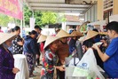 Hà Tĩnh sôi động phiên chợ đưa hàng Việt về nông thôn