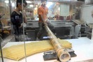 Độc lạ cách làm món mì sợi bằng ống tre dài 2 mét!