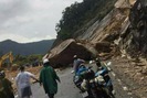 Khối đá “khổng lồ” 400 m3 từ núi cao rơi xuống đường ở Khánh Hòa