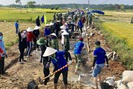 Quảng Ngãi: 600 đoàn viên giúp dân làm 1km đường xong trong 1 ngày