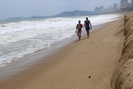 Trước bão số 6, hiện tượng lạ hiếm thấy ở bãi biển Nha Trang
