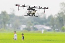 Nông dân bảo vệ lúa bằng thiết bị bay