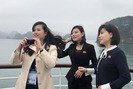 Nữ ca sĩ Triều Tiên duyên dáng xinh đẹp chụp ảnh ở vịnh Hạ Long