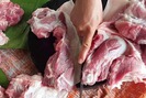Cách nhận biết&nbsp;thịt lợn sạch và lợn mắc dịch tả châu Phi