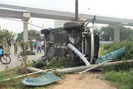 Clip xe Mercedes tông loạt xe máy, đổ cột đèn rồi lật ngang giữa Hà Nội